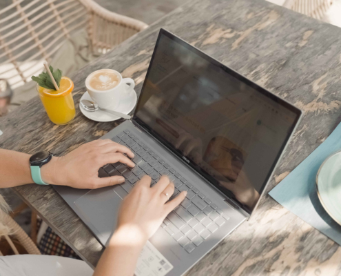 Jolien werkt op laptop